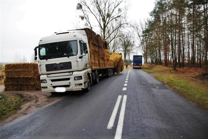 Górzna – doszło do zdarzenia drogowego ciężarówki przewożącej słomę