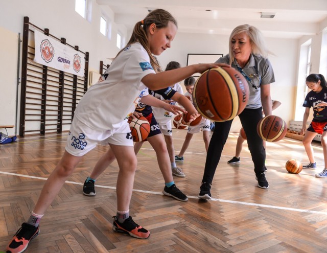 Koszykarski trening w szkole w Gdyni. Zdjęcie ilustracyjne