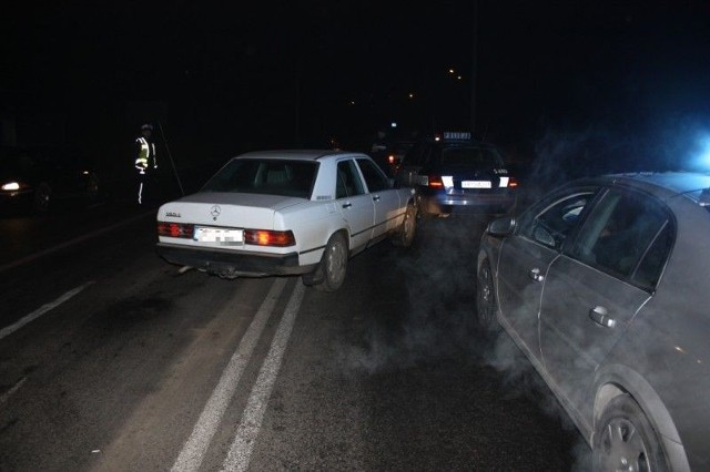 Dyżurny starachowickiej komendy otrzymał zgłoszenie, że jedną z ulic Starachowic jedzie ,, wężykiem&#8221; biały mercedes. Natychmiast na miejsce został skierowany patrol ruchu drogowego. Policjanci widząc auto kierującemu za pomocą sygnałów dźwiękowych i błyskowych nakazali zatrzymać się. Kierowca mercedesa nie reagował na polecenia, przyśpieszył i wjechał na czerwonym świetle na jedno ze starachowickich skrzyżowań.