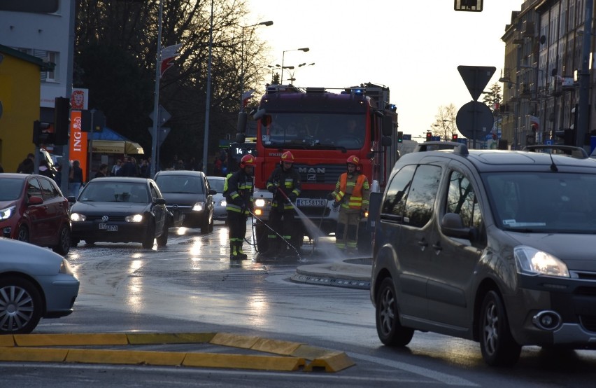 Tarnów. Gigantyczny korek na Krakowskiej przez rozlany olej na drodze