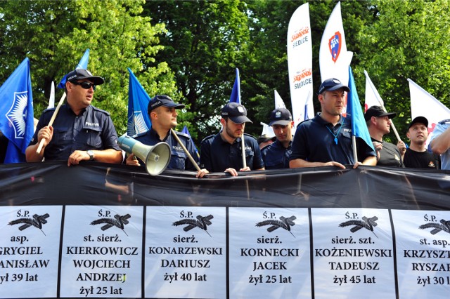 Protest służb pod Kancelarią Premiera. Mundurowi chcą więcej zarabiać