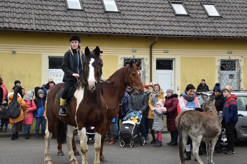 Orszak Trzech Króli przemierzy ulice Starej Kiszewy! Będzie również okazja, aby pomóc pogorzelcom z Konarzyn [ZDJĘCIA]