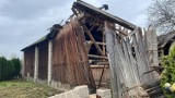 Poważny wypadek podczas prac rozbiórkowych w Wietrzychowicach koło Tarnowa. Zawaliła się część dachu stodoły. Ranny został pracownik