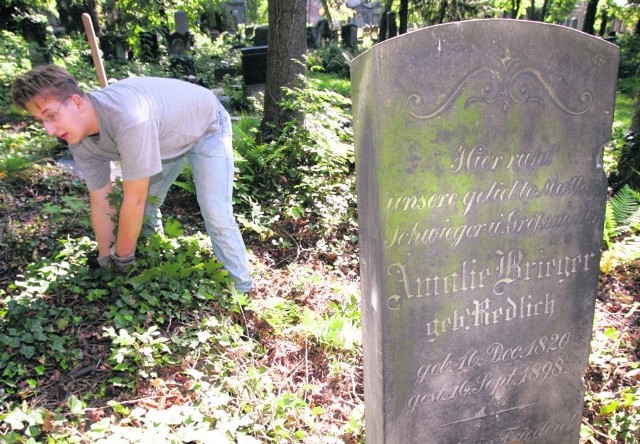 Od dwudziestu lat polscy i niemieccy uczniowie wspólnie porządkują cmentarz przy ul. Ślężnej