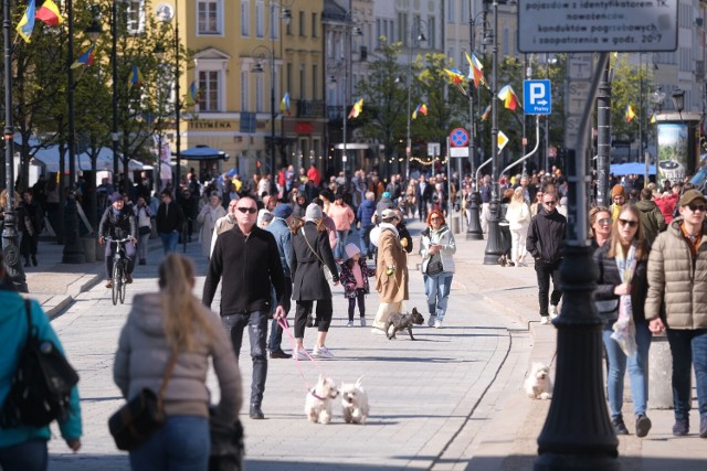 Warszawiacy wybrali się na świąteczny spacer. Na mieście było dziś sporo ludzi