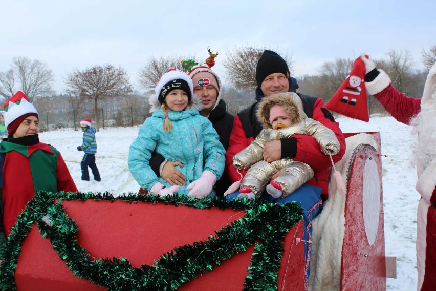 Mikołajki w Słomowie. Dzieci odwiedził Święty Mikołaj na wielkich saniach zaprzęgnięty w auta z klubu motoryzacyjnego "Stare ale jare"