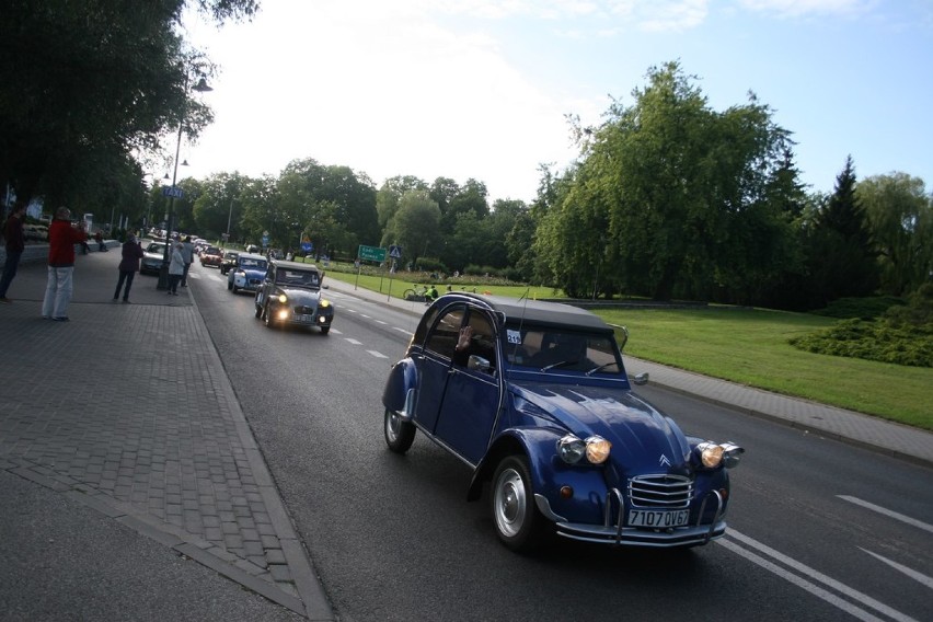 21. Międzynarodowy Zlot Miłośników Citroëna 2CV [ZDJĘCIA...