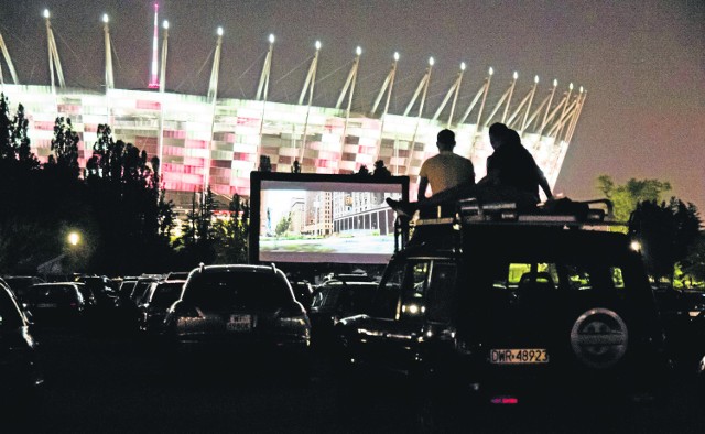 W stolicy podobne seanse odbywają się z powodzeniem od lat, jak na błoniach Stadionu Narodowego. Organizatorzy liczą, że w Toruniu tego rodzaju kino również spotka się z przychylnością mieszkańców.