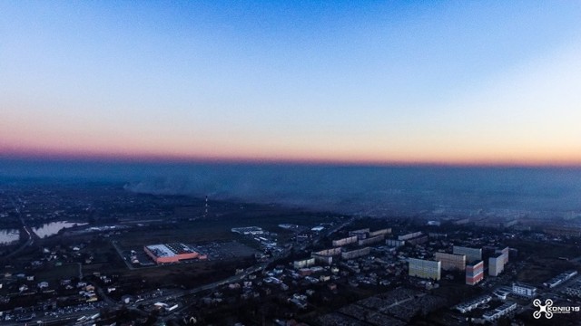 Pożar składowiska opon i odpadów w Żorach nadal trwa. Mieszkańcy przeprowadzają zbiórkę na zlecenie niezależnych badań stanu powietrza.