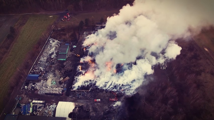 Pożar składowiska opon i odpadów w Żorach nadal trwa....