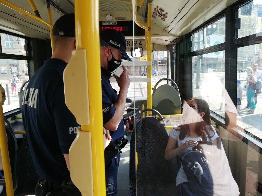Więcej kontroli w autobusach i tramwajach. Policjanci sprawdzą czy nosimy maseczki