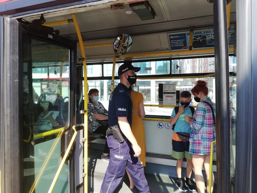 Więcej kontroli w autobusach i tramwajach. Policjanci sprawdzą czy nosimy maseczki