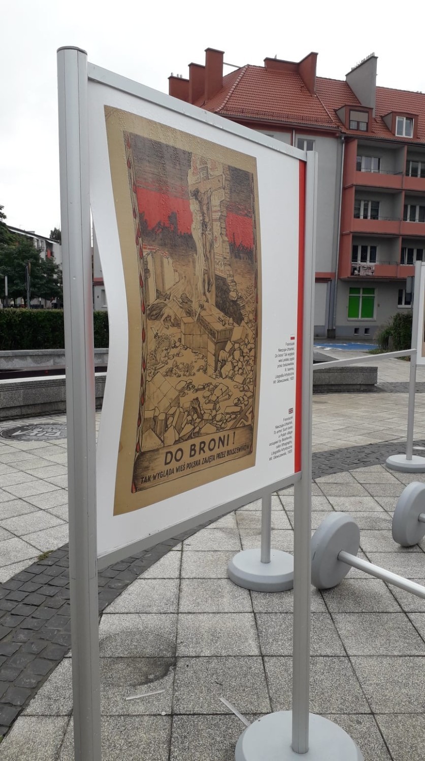 Zniszczona wystawa plenerowa na Placu Konstytucji 3 Maja