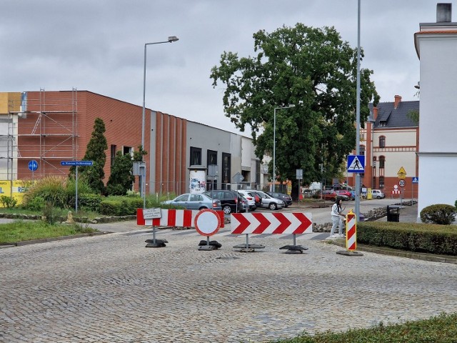 Znika bruk z części ulicy Dąbrowskiego w centrum miasta. Zamiast niego będzie asfalt