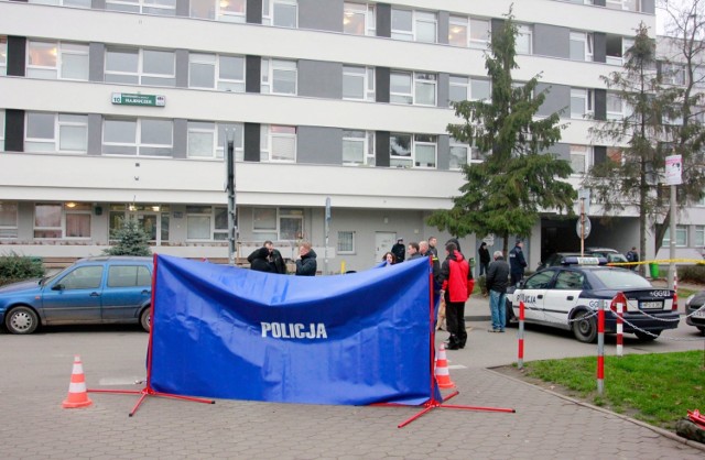 !!! brak zgody na publikacje wizerunku policjantow w cywilu !!!.21.11.2012 krakow miasteczko studenckie przy ulicy budryka przed sklepem lewiatan gdzie doszlo do zabojstwa nozem 40 letniego mezczyzny n/z: miejsce zabojstwa i parawan policji ostlaniajacy zwloki mordestwo porachunki policja nozownik zabojstwo trup dochodzenie ogledziny praca dochodzeniowa dochodzeniowka policjanci fot. robert szwedowski / polskapresse gazeta krakowska