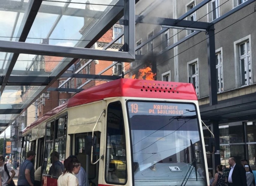 Katowice: Pożar tramwaju na rynku. Zapalił się tramwaj linii 19 [ZDJĘCIA]