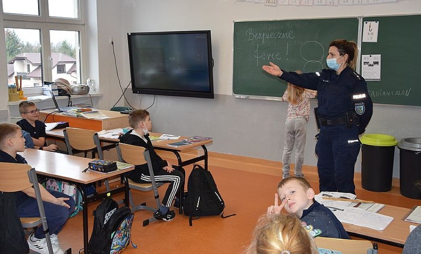 Policjanci w szkołach powiatu puckiego. Z uczniami o bezpiecznych feriach, zabawach na lodzie i zagrożeniach w Internecie | ZDJĘCIA