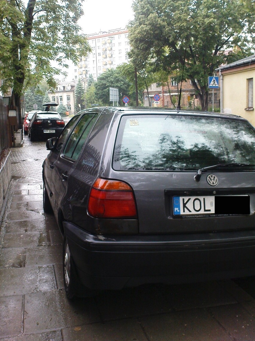 Mistrzowie parkowania przy ul. Ułanów w Krakowie.