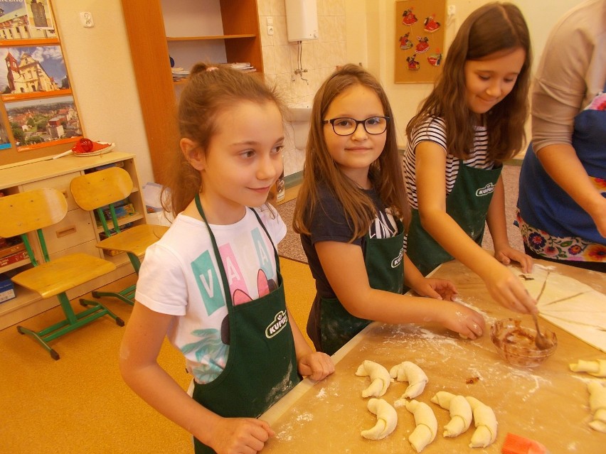 Warsztaty kulinarne z pieczenia Rogali w Szkole Podstawowej w Słocinie