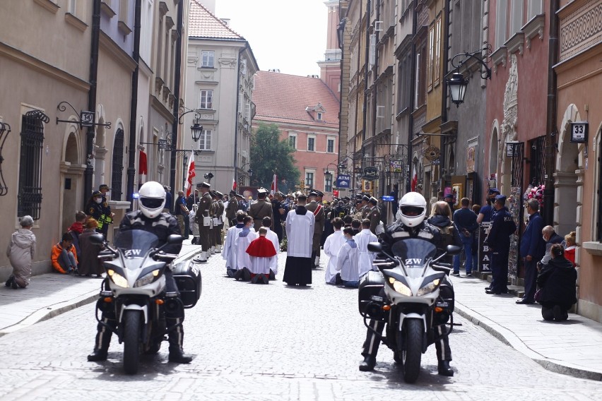 Boże Ciało w czasie epidemii. Tłum warszawiaków na procesji przechodzącej ulicami Starego Miasta 