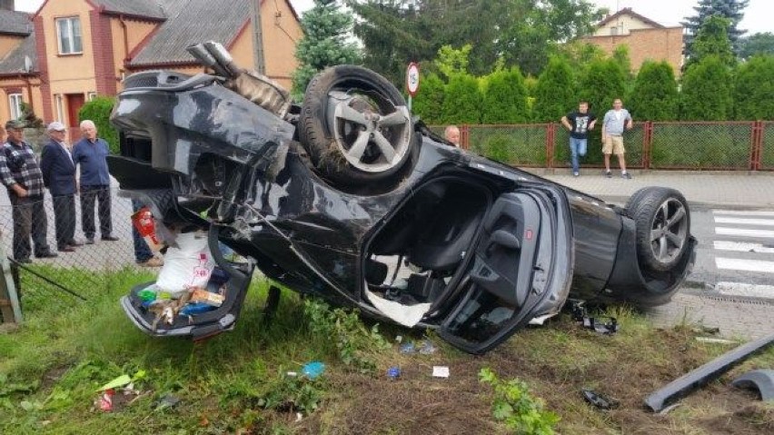 Groźny wypadek w Bądkowie. Samochód dachował [zdjęcia]