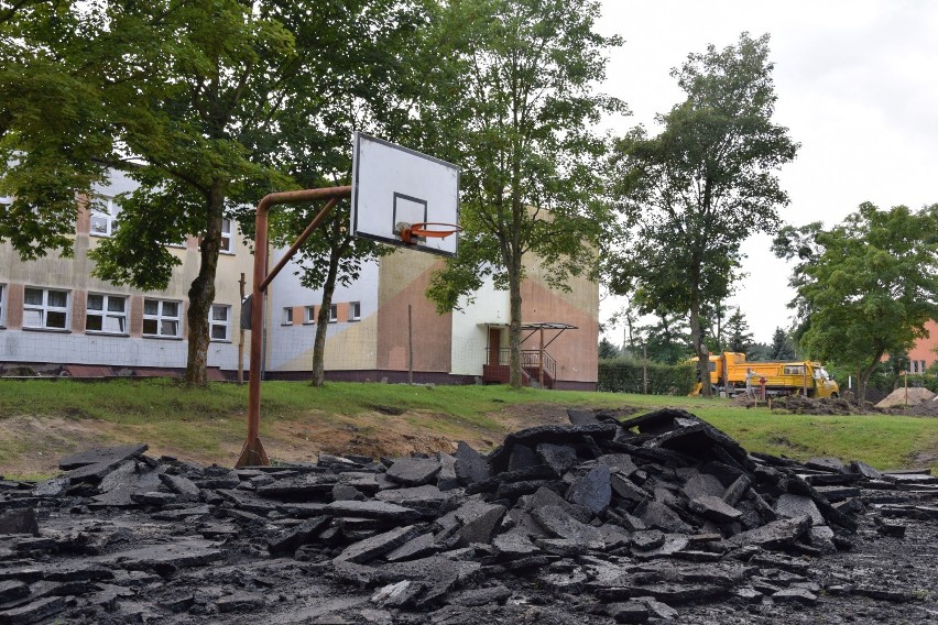 Asfaltu na boisku do koszykówki przy szkole w Terespolu...