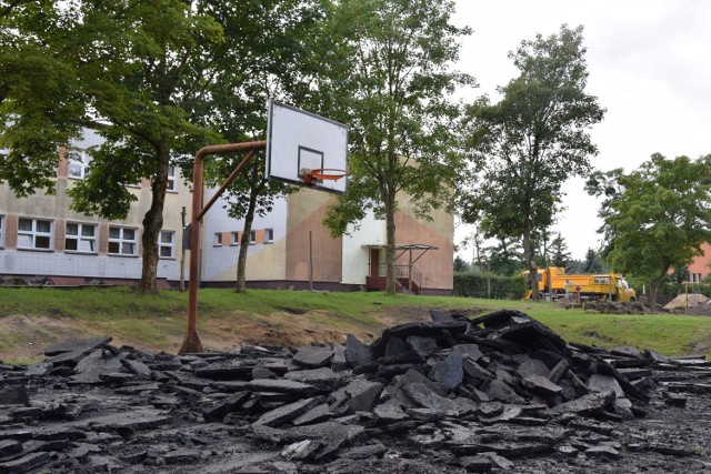 Asfaltu na boisku do koszykówki przy szkole w Terespolu Pomorskim już nie ma. Zastąpi go poliuretan