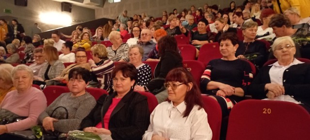 Sala kinowa Centrum Kultury w Jędrzejowie na spotkaniu z okazji Dnia Kobiet była zapełniona po brzegi