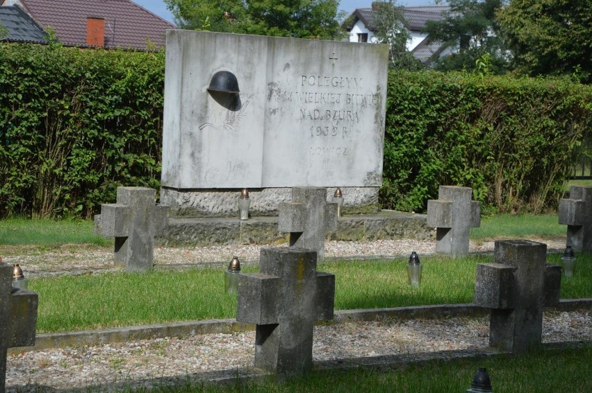 81. rocznica bitwy nad Bzurą. Cmentarz wojskowy w Łowiczu [ZDJĘCIA]
