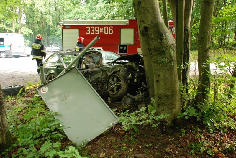 Jodłowno: Nietrzeźwy kierowca uderzył drzewo na 221. Trzy osoby zostały ranne