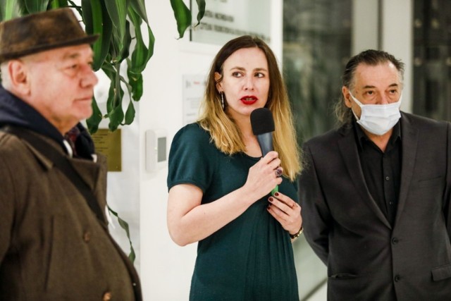 W rozmowie biorą udział kuratorzy: Łucja Waśko, Andrzej Paruzel oraz sam artysta.( z lewej).