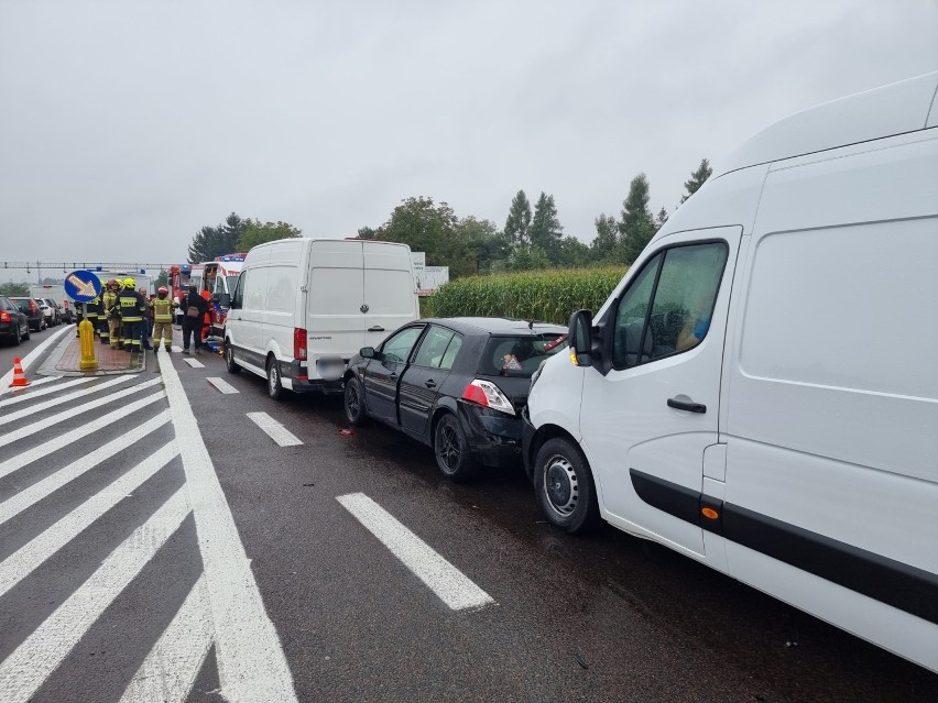 Wypadek w Żurawicy pod Przemyślem. Na drodze krajowej nr 77 zderzyły się dwa busy i osobówka. Ranna została kobieta [ZDJĘCIA]