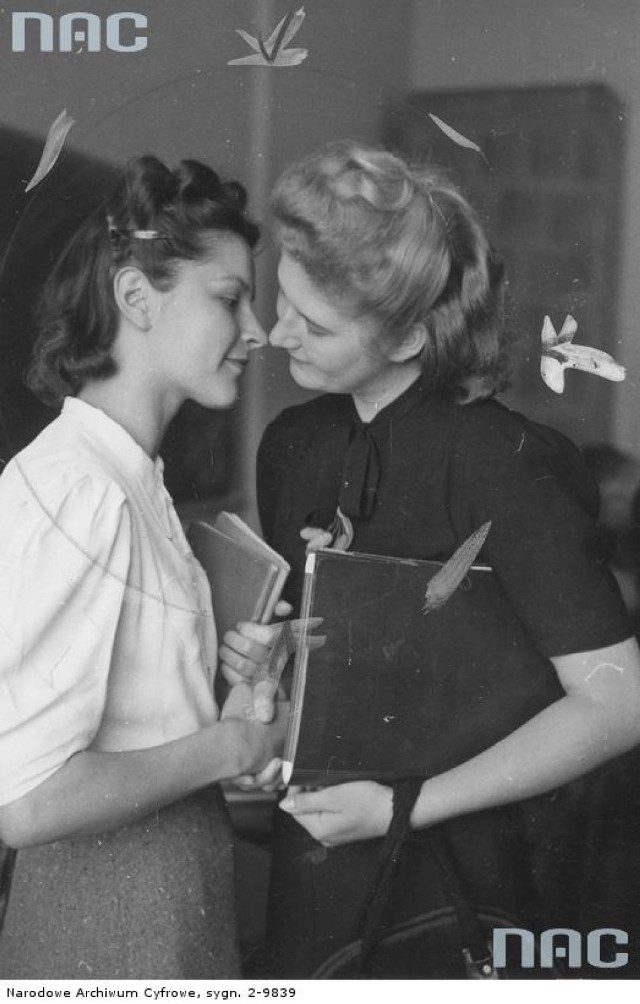 Nauczycielka gratuluje uczennicy zdanego egzaminu końcowego w Krakowie w 1941 roku.