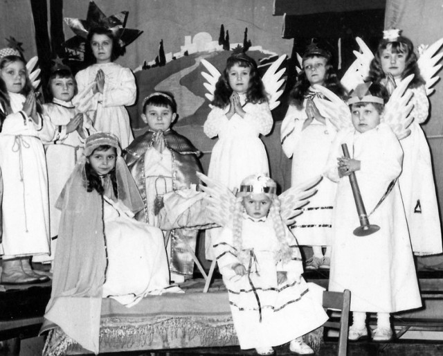 To my przy żłóbku: Matka Boska, Święty Józef i chmara aniołków w kościele Matki Boskiej w roku 1966.