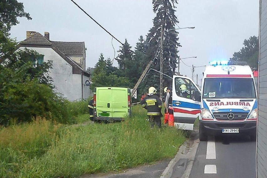 W Skwierzynie bus zjechał z jezdni i roztrzaskał się na...