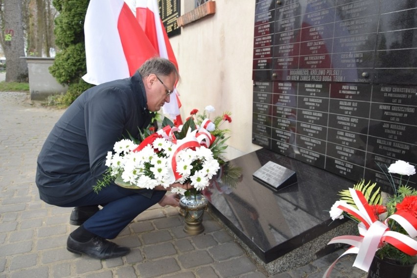 Radomsko: prezydent miasta złożył kwiaty z okazji Dnia Pamięci Ofiar Zbrodni Katyńskiej
