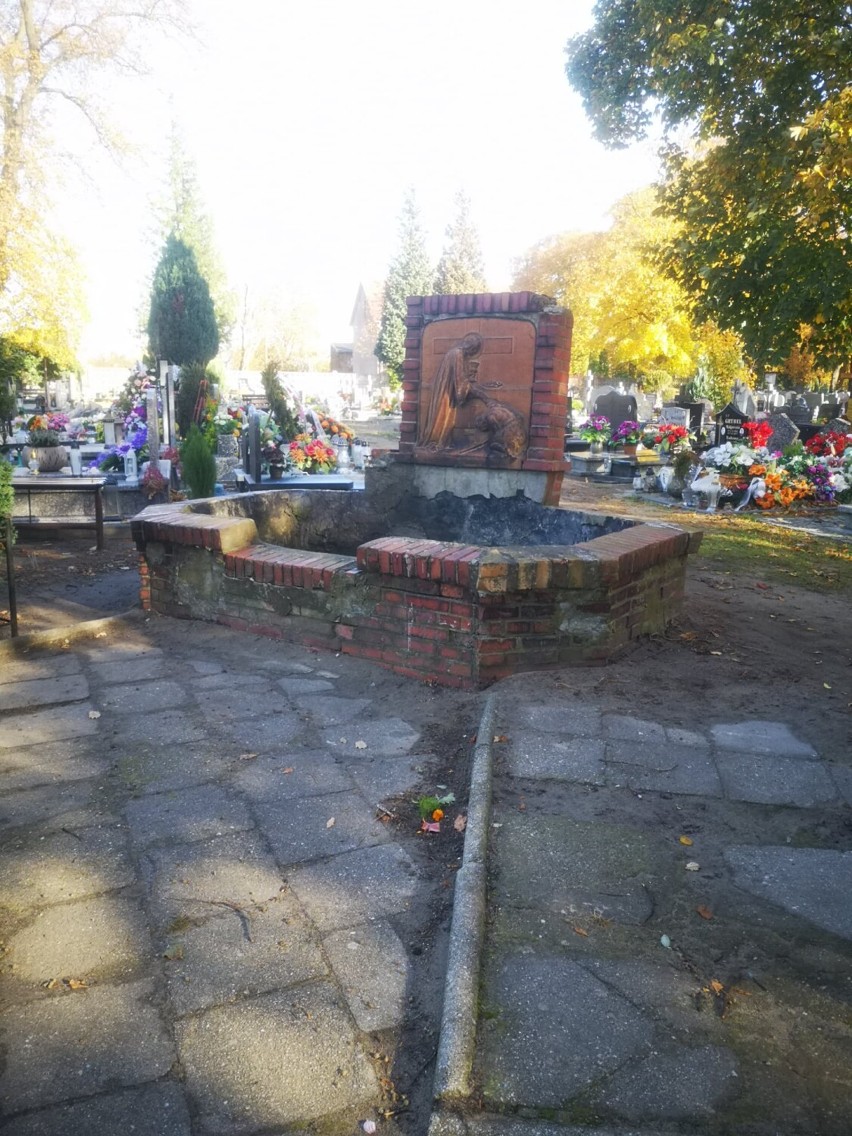 Regał na używane znicze stanął na cmentarzu w Lubsku....