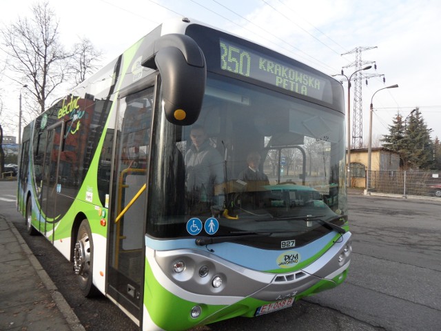 Po jaworznickich drogach jako pierwszy jeździł najpierw elektrobus, wyprodukowany przez przedsiębiorstwo AMZ z Kutna. Działo się to w listopadzie 2012 roku. Pojazd obsługiwał tymczasową linię 350 PKM Jaworzno.