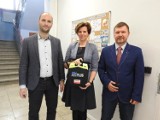 Defibrylatory dla szkół w Czempiniu i Głuchowie ZDJĘCIA 