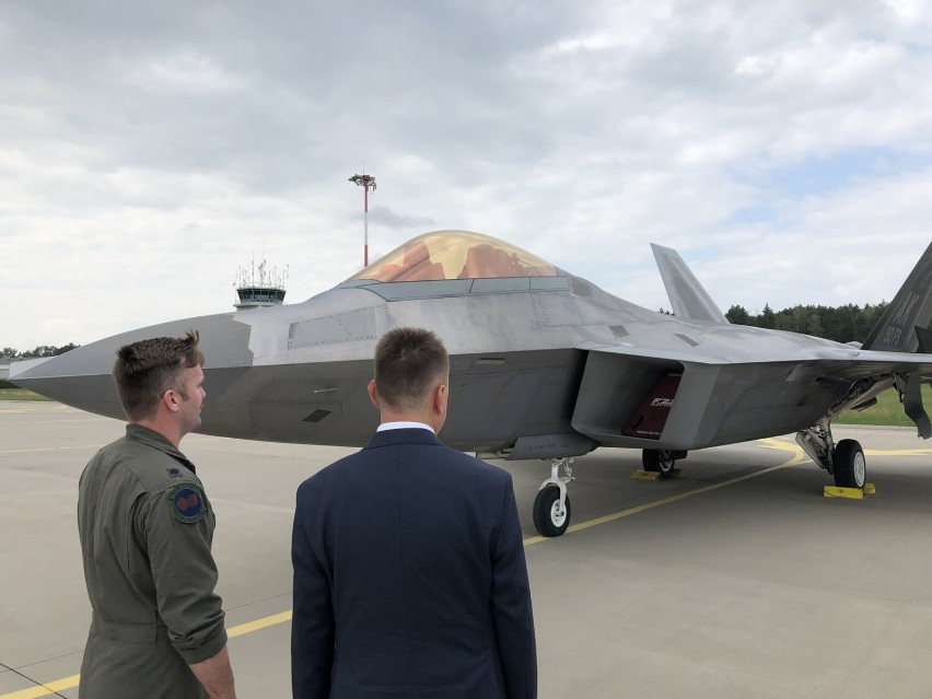 Minister Mariusz Błaszczak spotkał się z pilotami F22 w Łasku