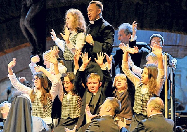 Członkowie chóru dziecięcego w spektaklu "Tosca"