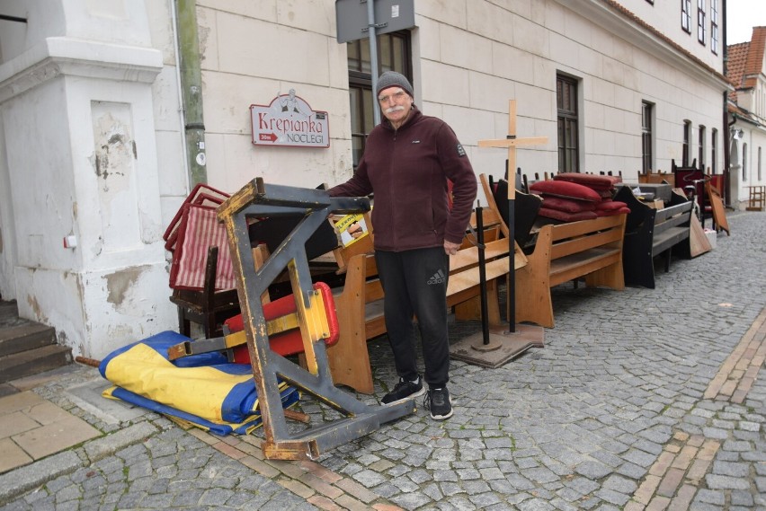 - Najtrudniej jest nam wynosić te wielkie ławy. Ław i foteli...