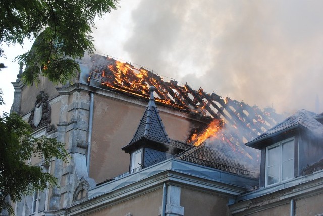 Pożar w Wonieściu - spłonął dach zabytkowego pałacu, należącego do szpitala neuropsychiatrycznego