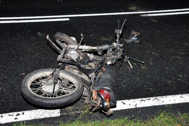 Wypadek na drodze Gorzów Witnica. Ze wstępnych ustaleń Policji wynika, że kierujący jednośladem na prostym odcinku zderzył się czołowo z furgonem Renault Master. Młody mężczyzna prowadzący motorower poniósł śmierć na miejscu. Okoliczności wypadku bada gorzowska Prokuratura.

Zobacz:  Radary Iskra pozytywnie przeszły testy