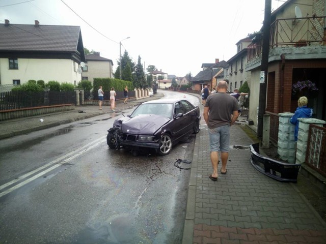 Na ulicy Mickiewicza bmw wypadło z drogi i uderzyło w ogrodzenie posesji