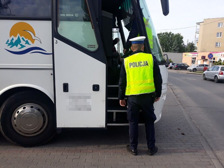 Policjanci z Rypina sprawdzają stan autobusów i trzeźwość kierowców [zdjęcia]