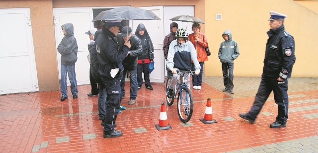 Młodzi jeździli na rowerach pod okiem policjantów