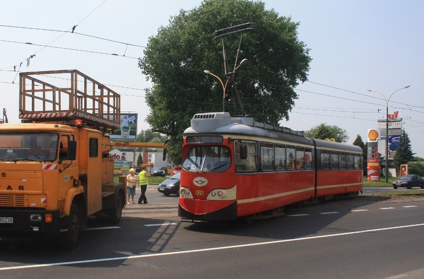 Wykolejony tramwaj na skrzyżowaniu ulic Piłsudskiego i Kresowej