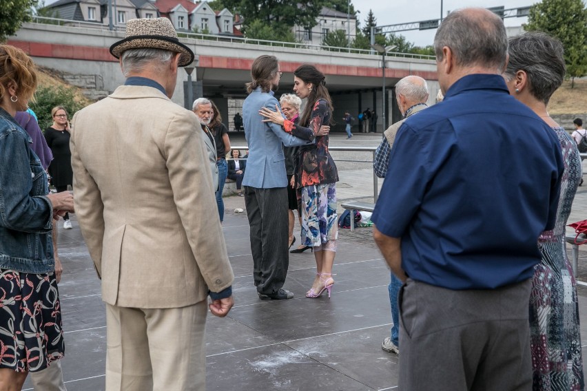 Kraków. Gorące Buenos na Rondzie Mogilskim. Otwarte lekcje tanga dla początkujących [GALERIA]