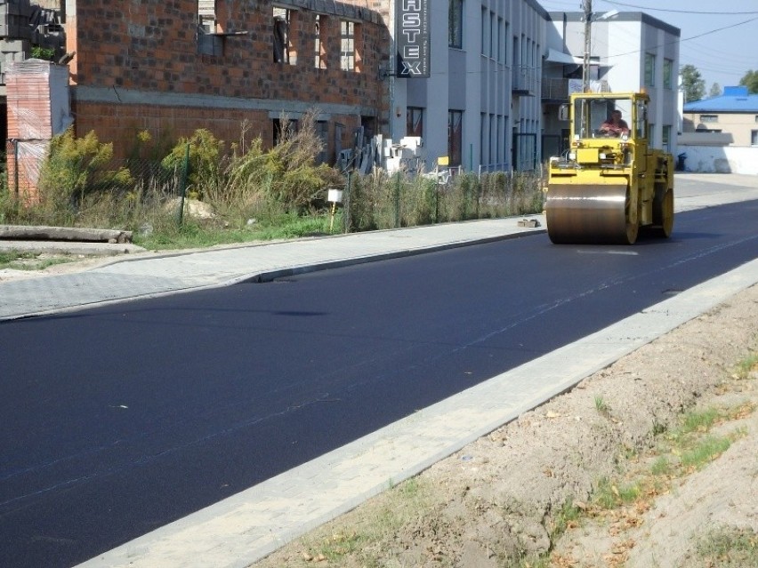 Na ul. Kusocińskiego w Rzgowie rozłożony asfaltowy dywanik